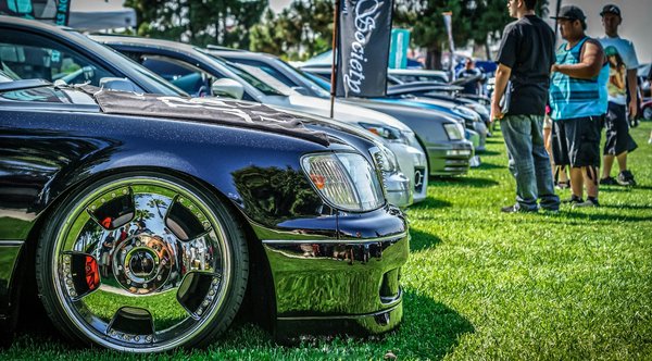 10 robes en satin chic pour révéler votre élégance